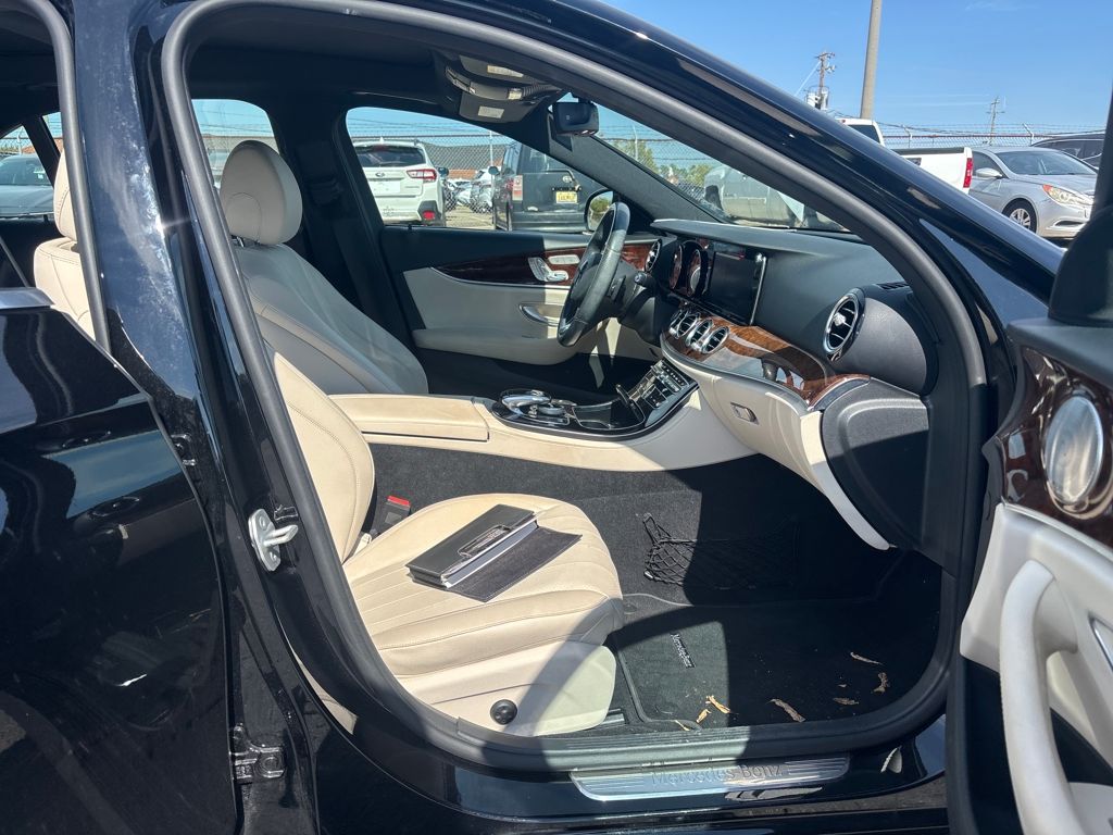 2017 Mercedes Benz E 300 photo 3