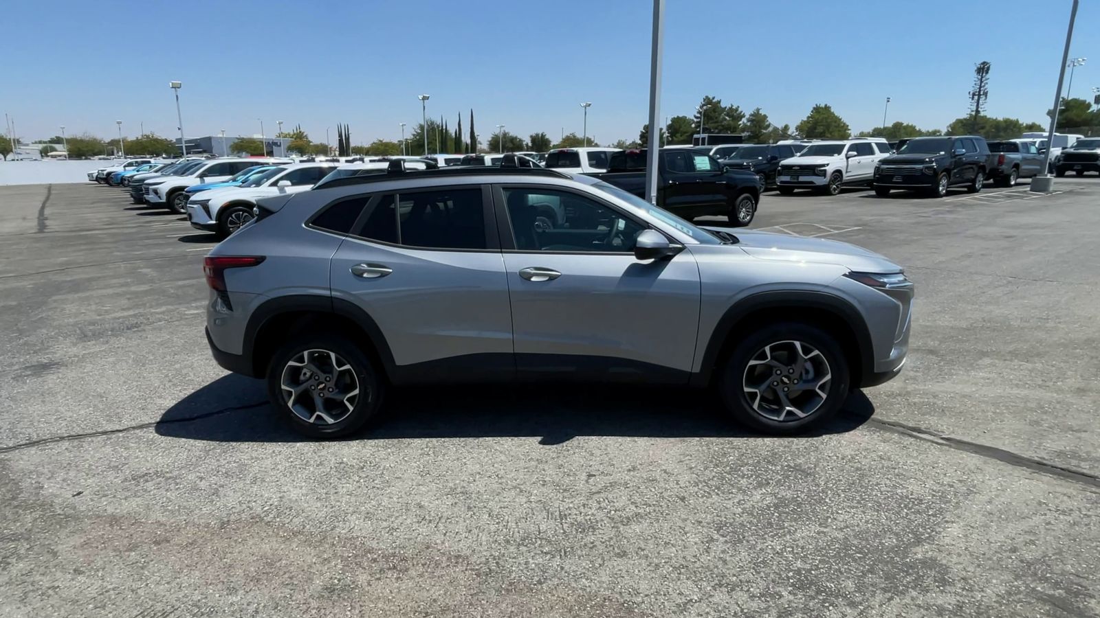 2025 Chevrolet Trax LT photo 40