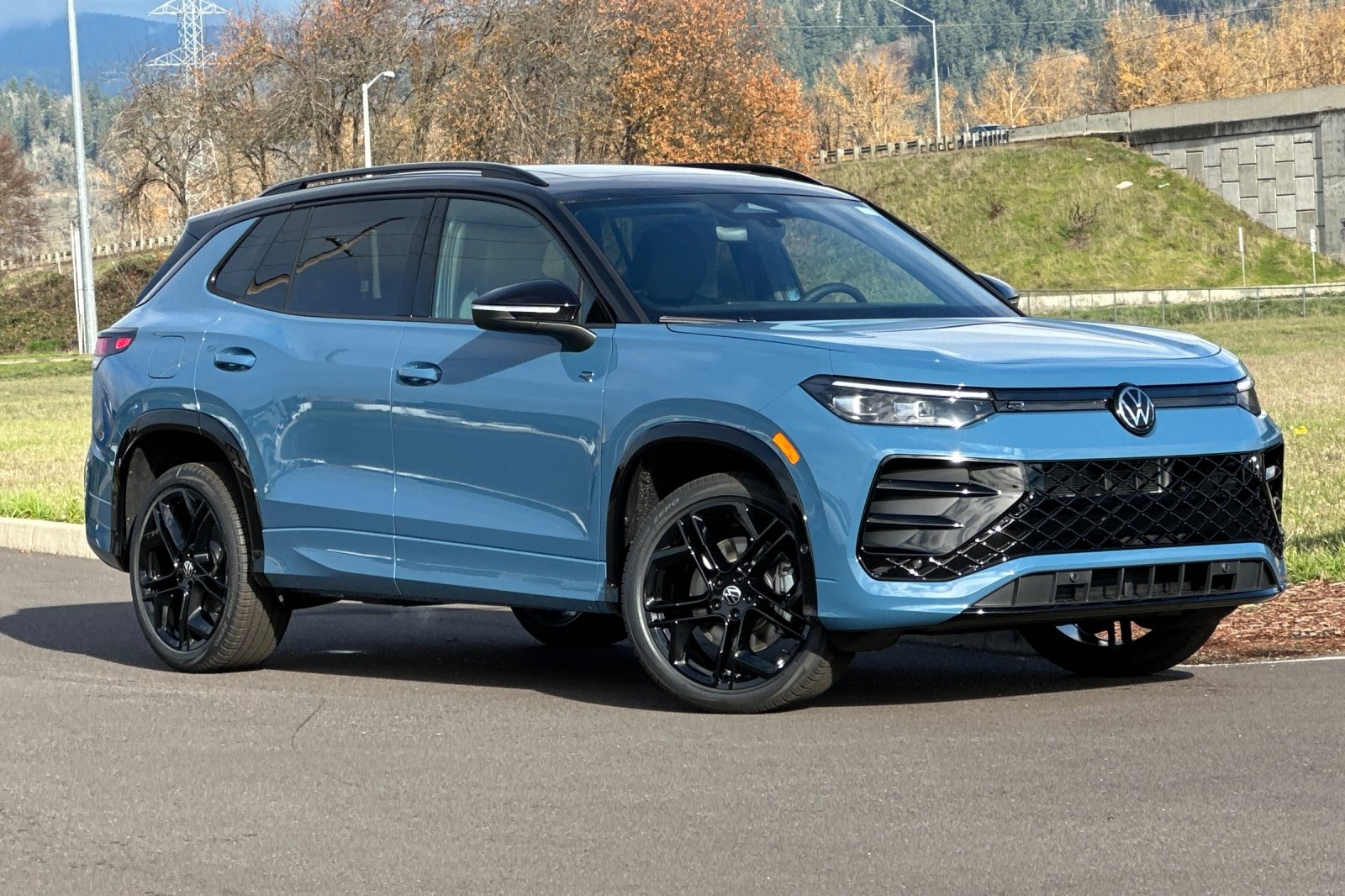 2026 Volkswagen Tiguan SE R-LINE BLACK's photo