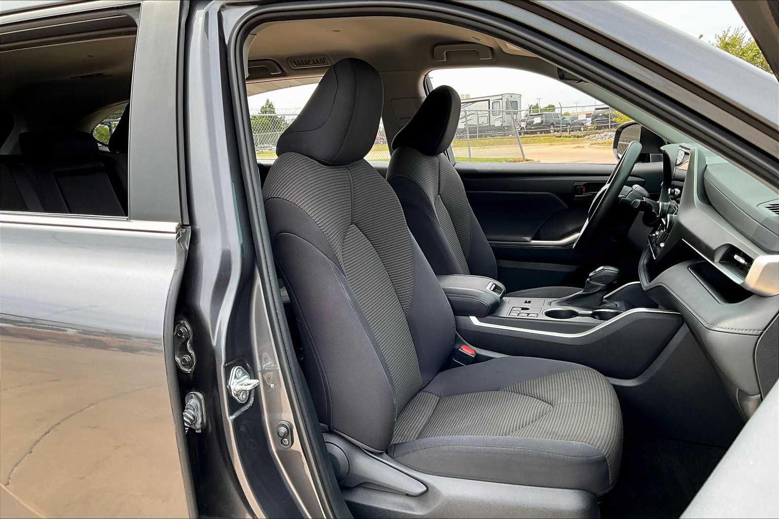 2023 Toyota Highlander L photo 24