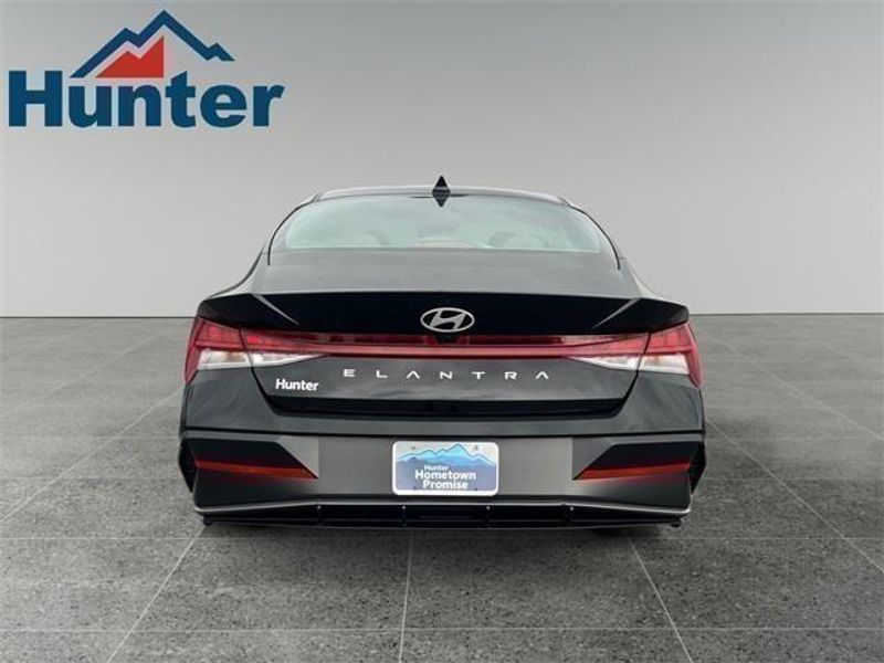 2024 Hyundai Elantra SEL Convenience photo 3