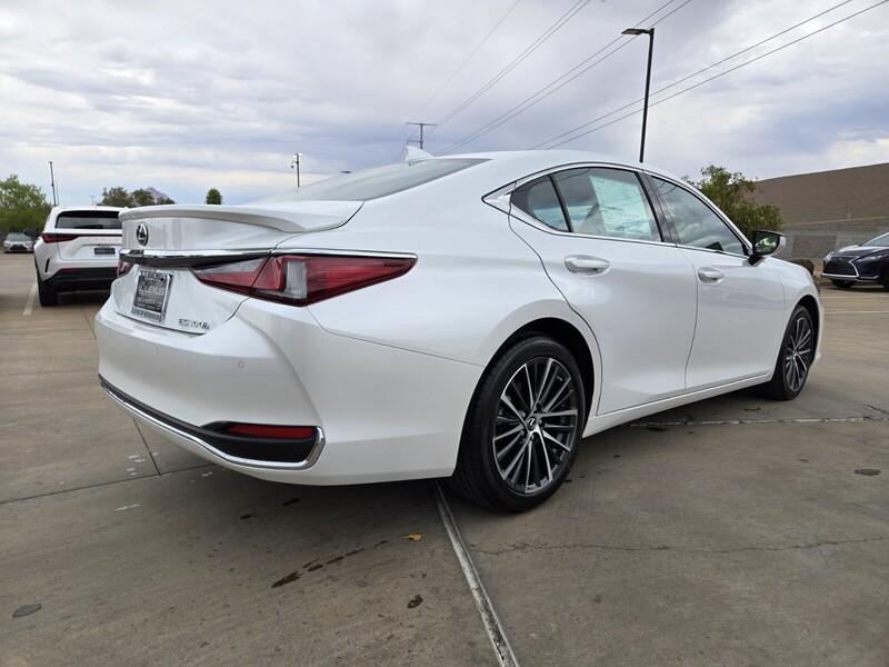 2025 Lexus ES 300h photo 3