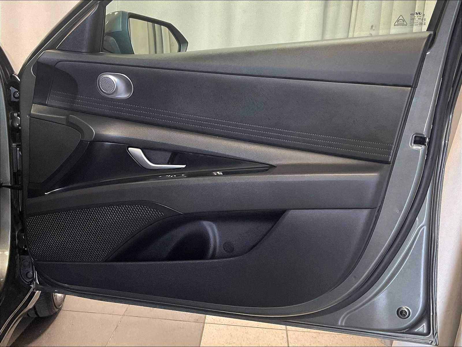 2024 Hyundai Elantra SEL photo 12