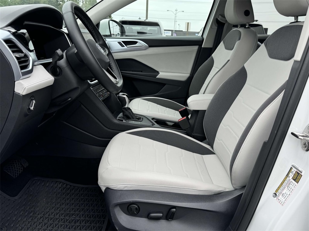 2025 Volkswagen Taos SE photo 10