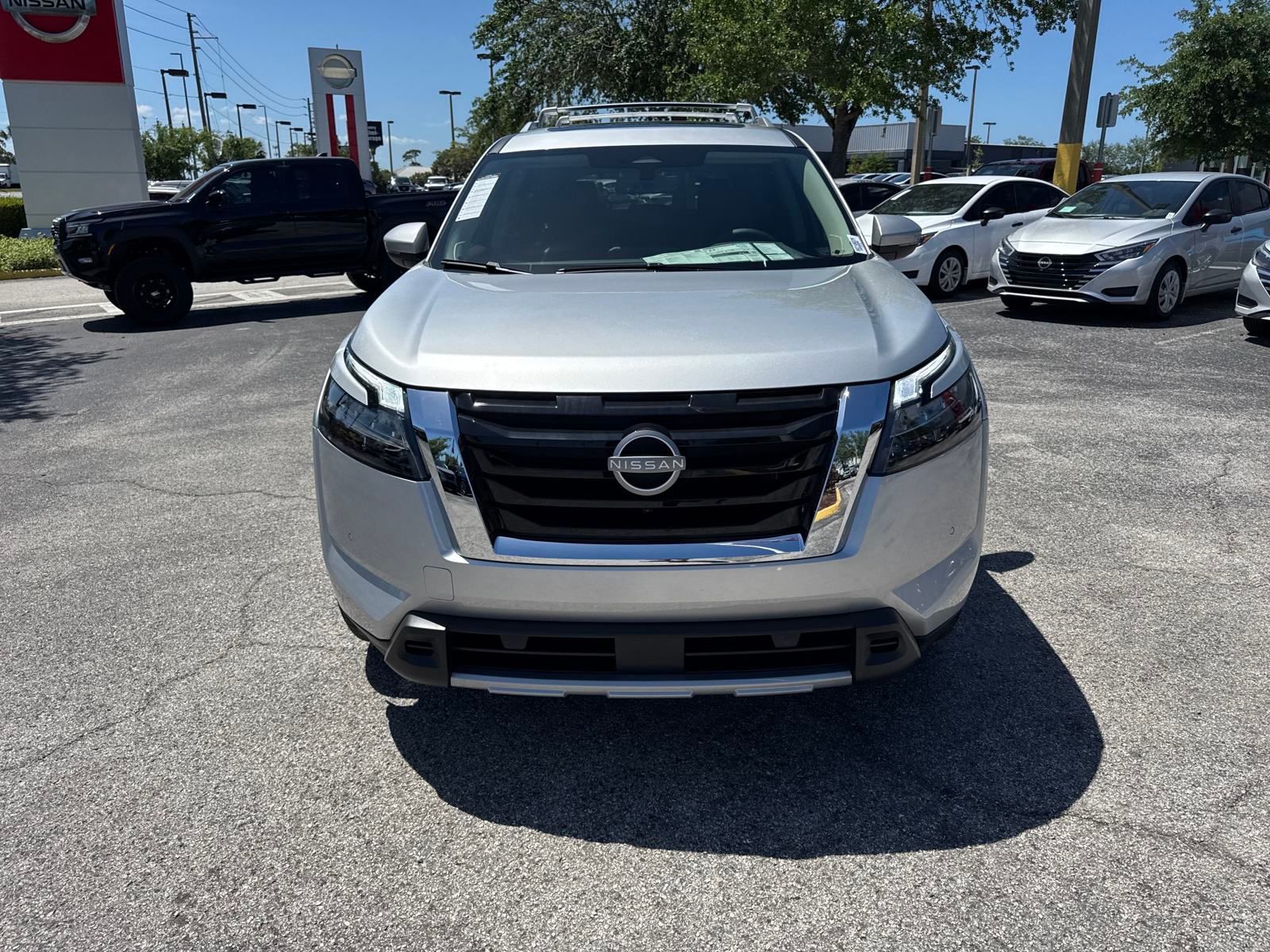 2025 Nissan Pathfinder Platinum photo 3