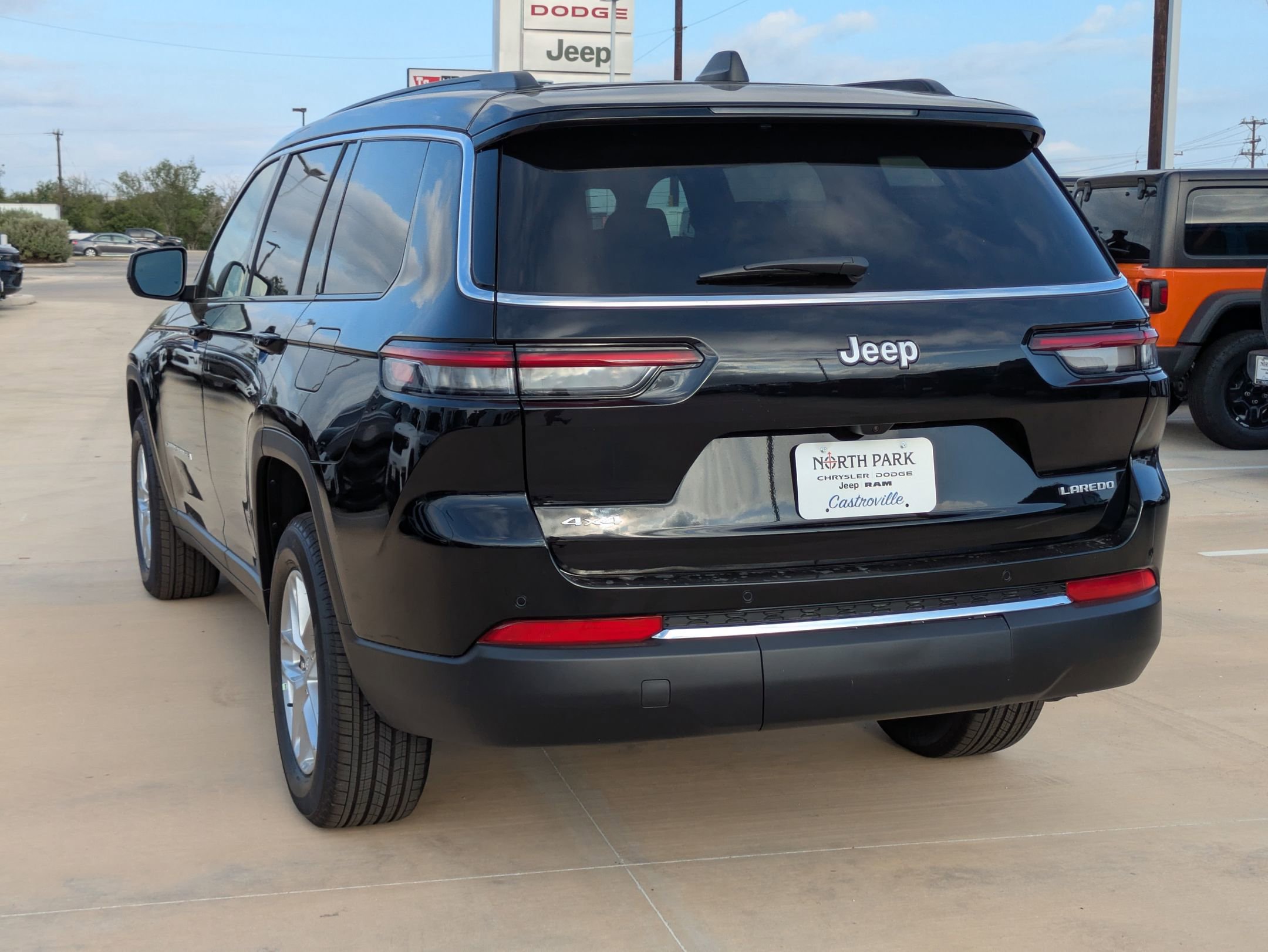 2025 Jeep Grand Cherokee Laredo X photo 3