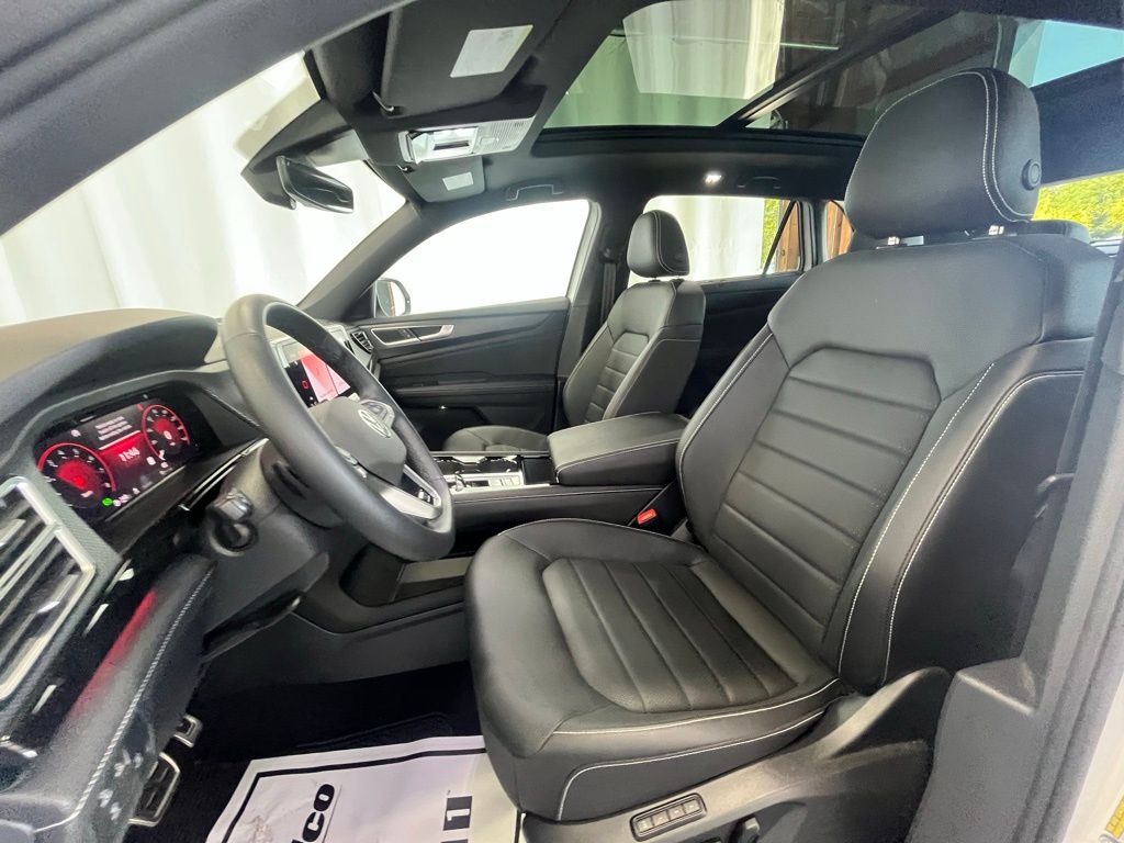 2025 Volkswagen Atlas Cross Sport SEL R-Line photo 9