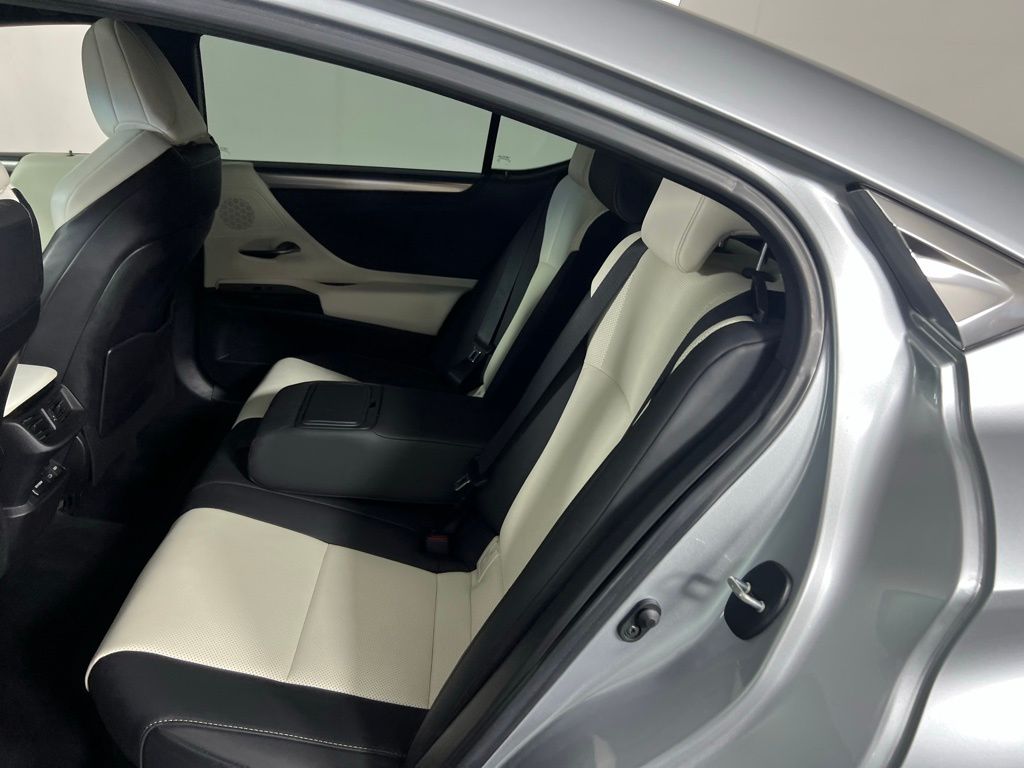 2023 Lexus ES 300h photo 24