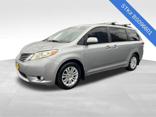 2011 Toyota Sienna XLE photo 3