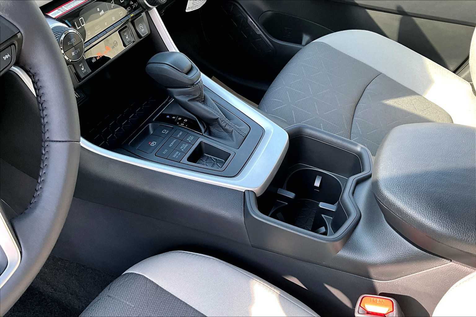 2025 Toyota RAV4 XLE photo 6