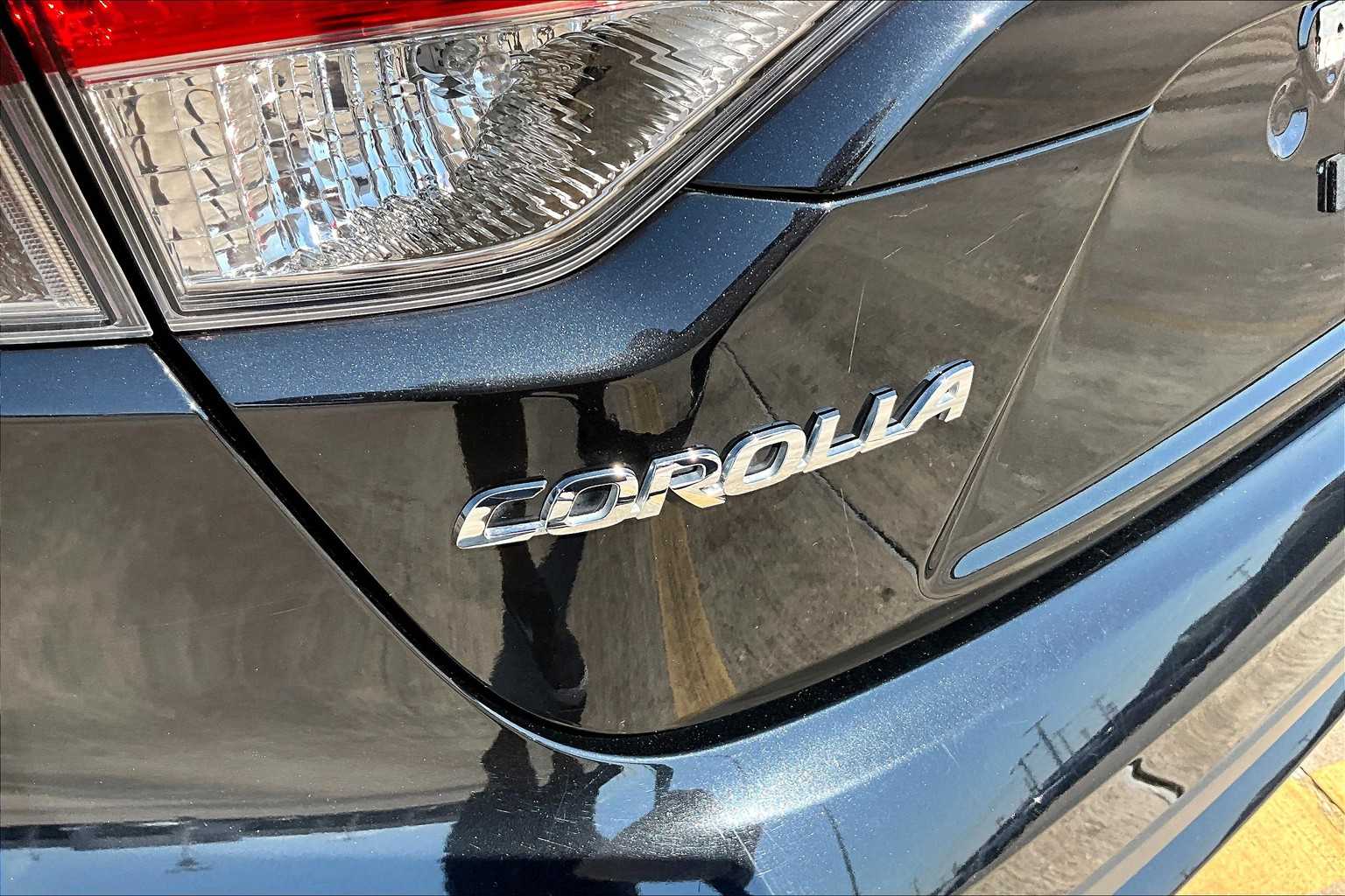 2022 Toyota Corolla LE photo 27