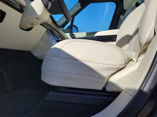 2025 Land Rover Range Rover SE photo 10