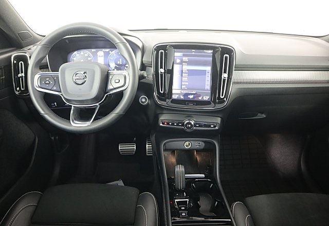 2022 Volvo XC40 R-Design photo 11