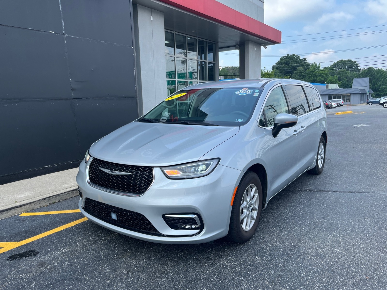 2023 Chrysler Pacifica Touring L photo 3