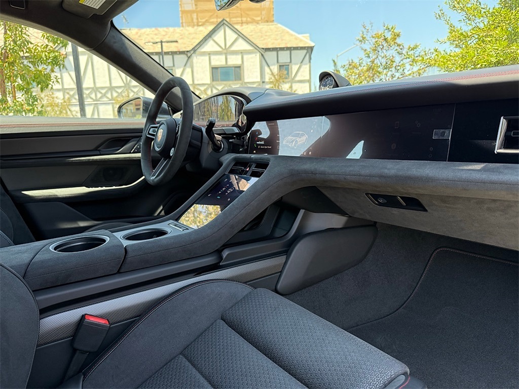 2025 Porsche Taycan GTS photo 25