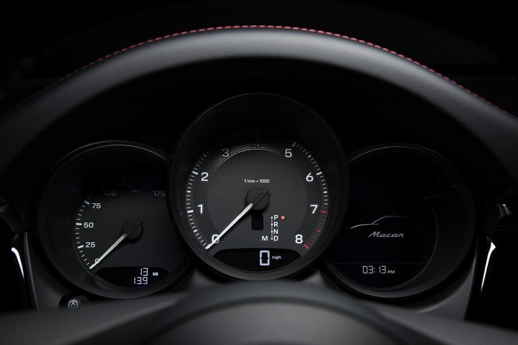 2026 Porsche Macan T photo 21