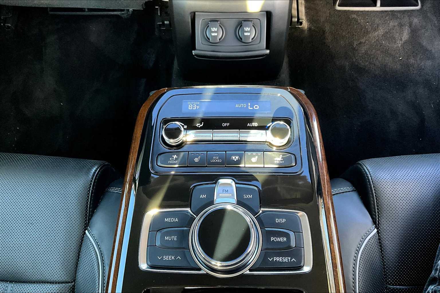 2017 Genesis G90 3.3T Premium photo 32