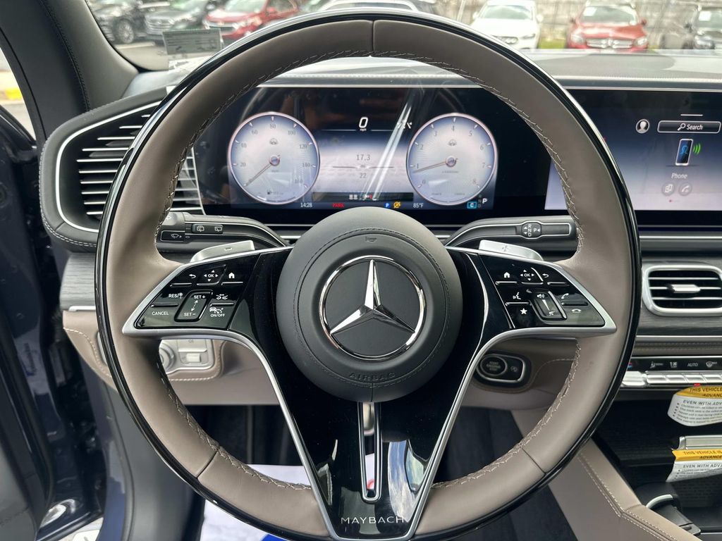 2025 Mercedes Benz GLS Maybach 600 photo 9