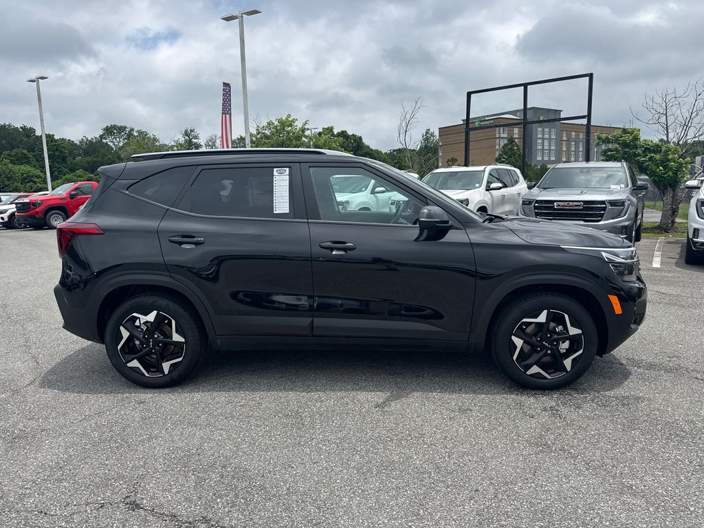 2025 Kia Seltos S photo 2