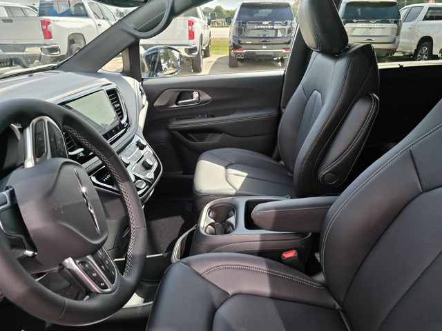 2026 Chrysler Pacifica photo 16