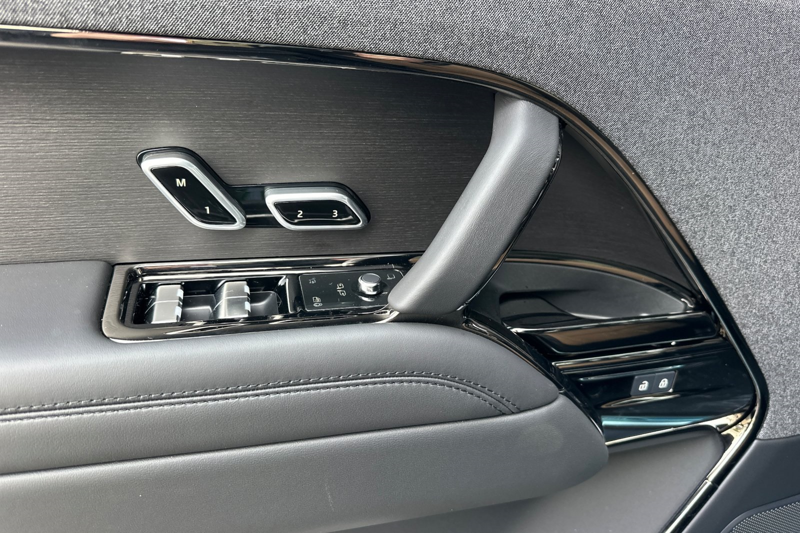 2025 Land Rover Range Rover Sport SE photo 10