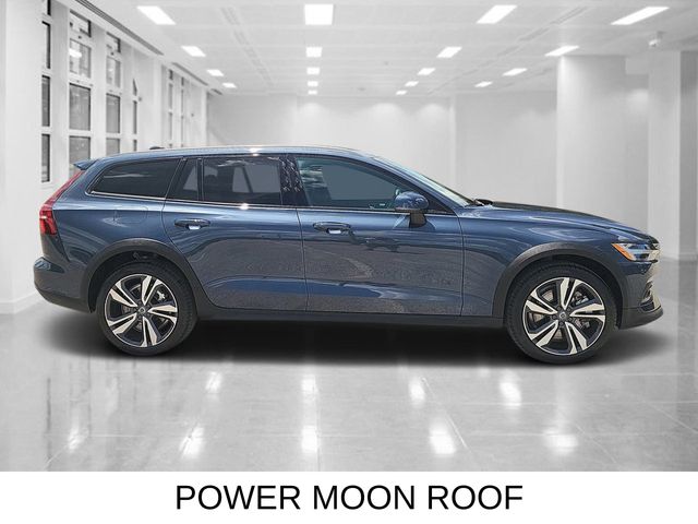2025 Volvo V60 Cross Country B5 Plus photo 2