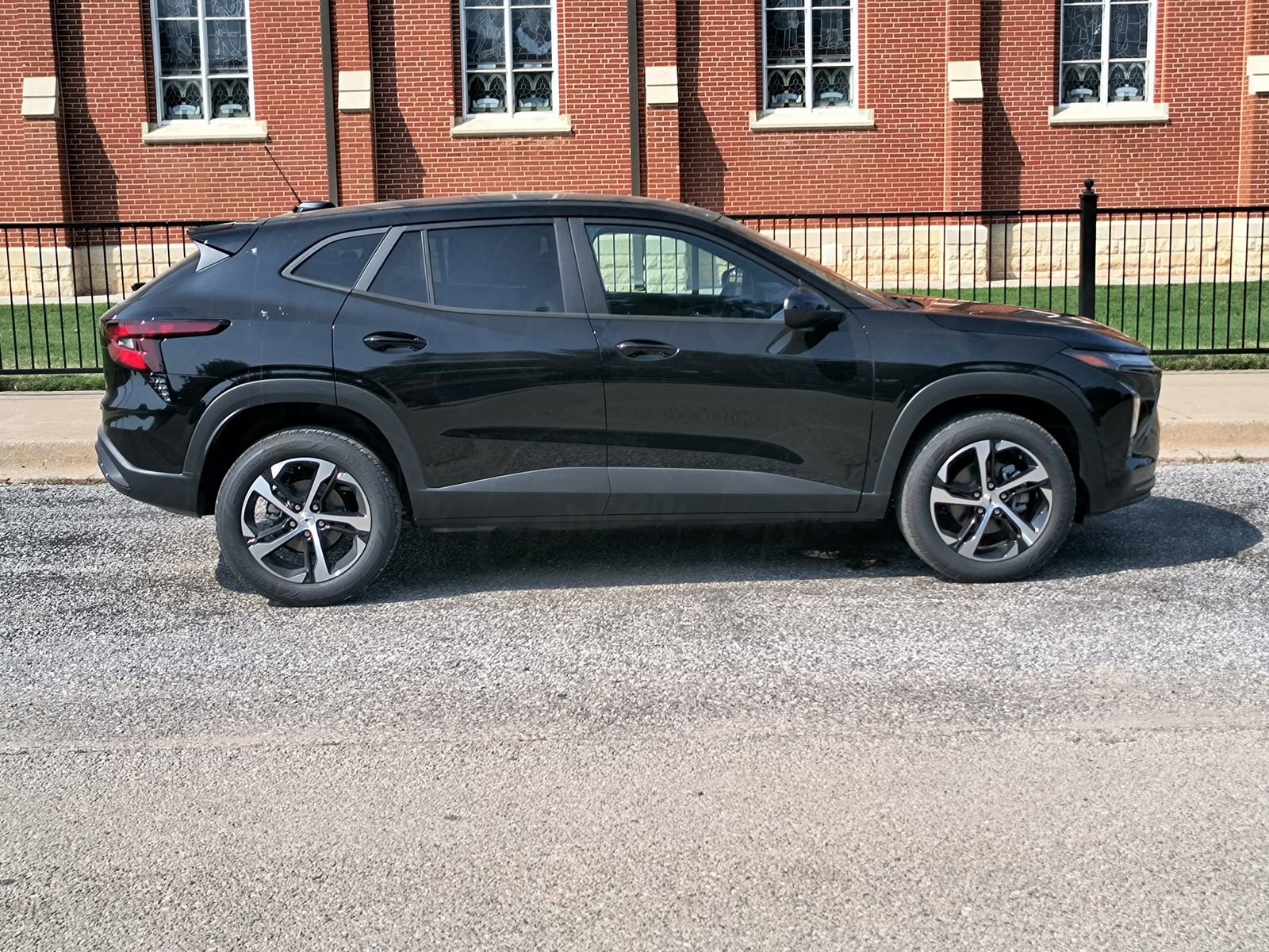 2025 Chevrolet Trax photo 2
