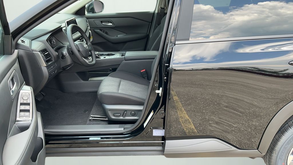 2026 Nissan Rogue SV photo 10