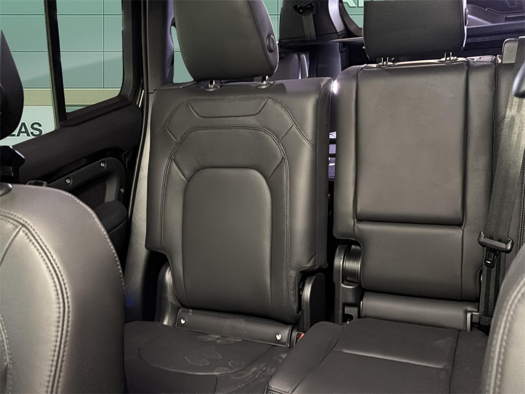 2025 Land Rover Defender 130 X-Dynamic SE photo 14