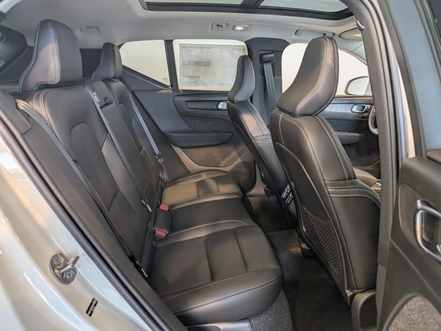 2025 Volvo XC40 photo 23