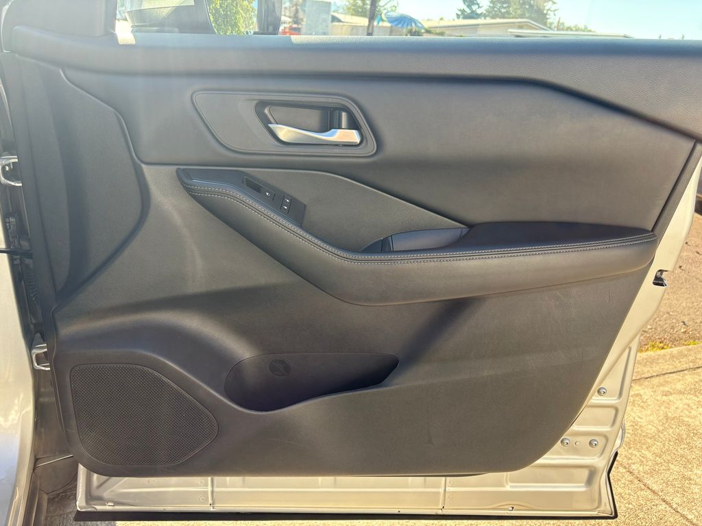 2024 Nissan Rogue SV photo 23