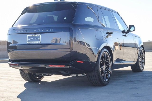 2025 Land Rover Range Rover SE photo 3