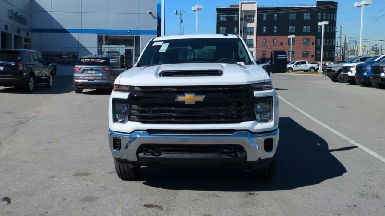 2024 Chevrolet Silverado 2500HD photo 3