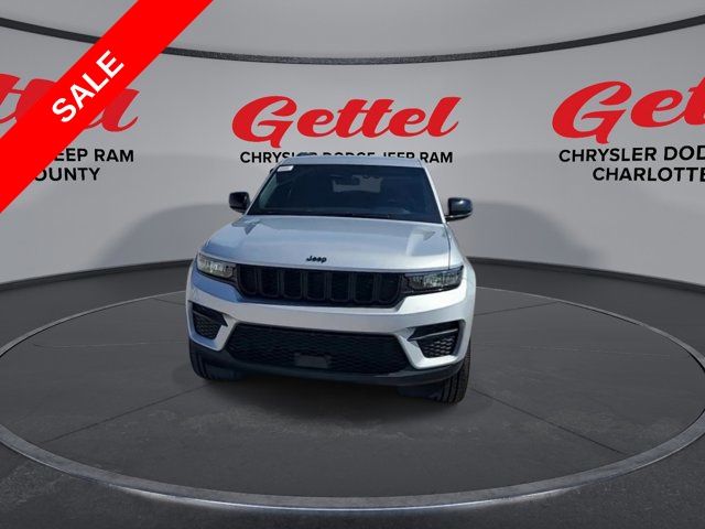 2025 Jeep Grand Cherokee Altitude photo 3