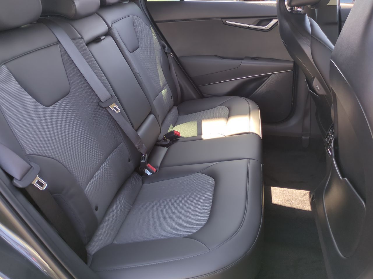 2025 Kia Niro EX photo 24