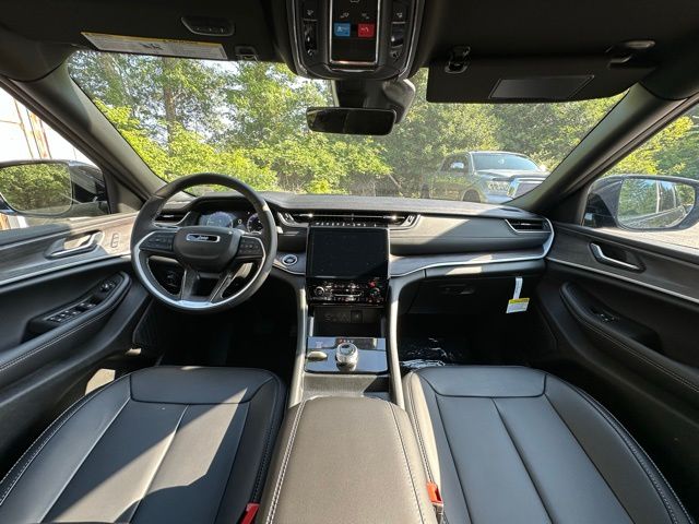 2025 Jeep Grand Cherokee Limited photo 2