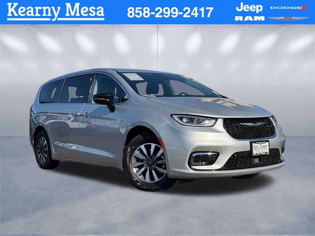 2024 Chrysler Pacifica PHEV Select's photo