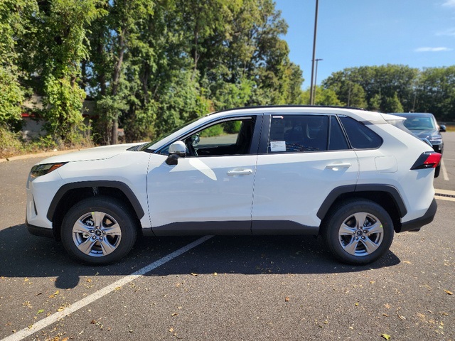 2025 Toyota RAV4 XLE photo 3