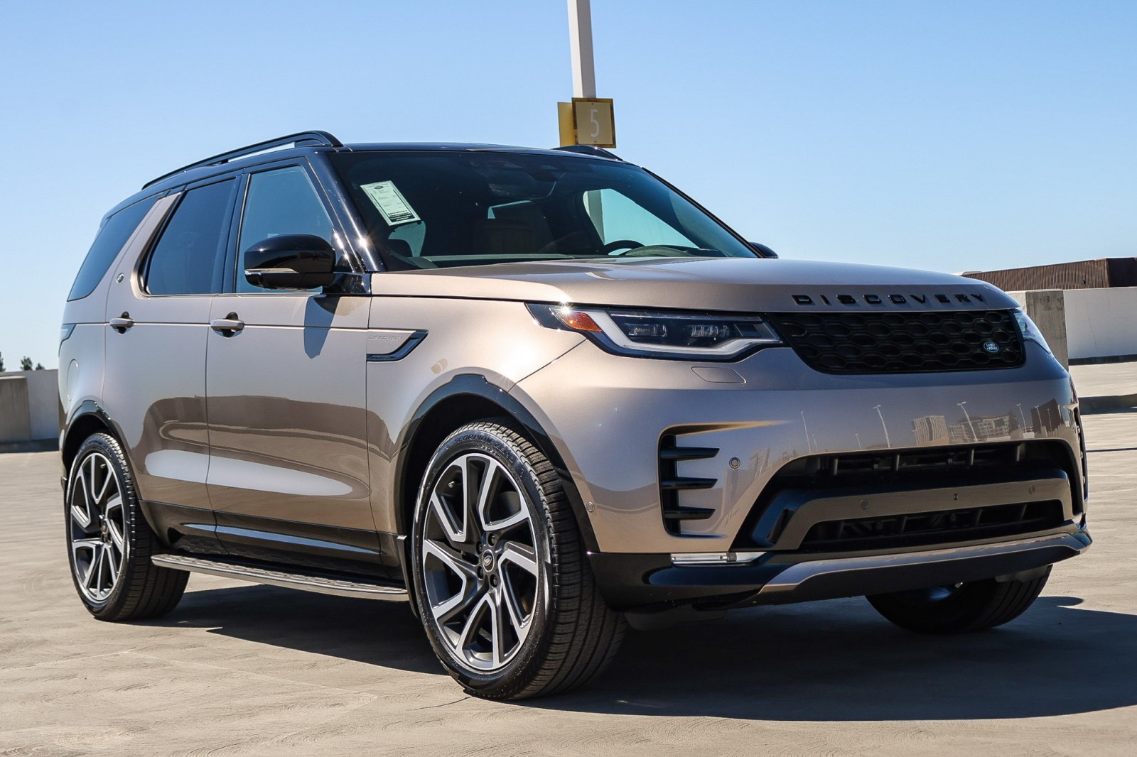 2025 Land Rover Discovery SE photo 3