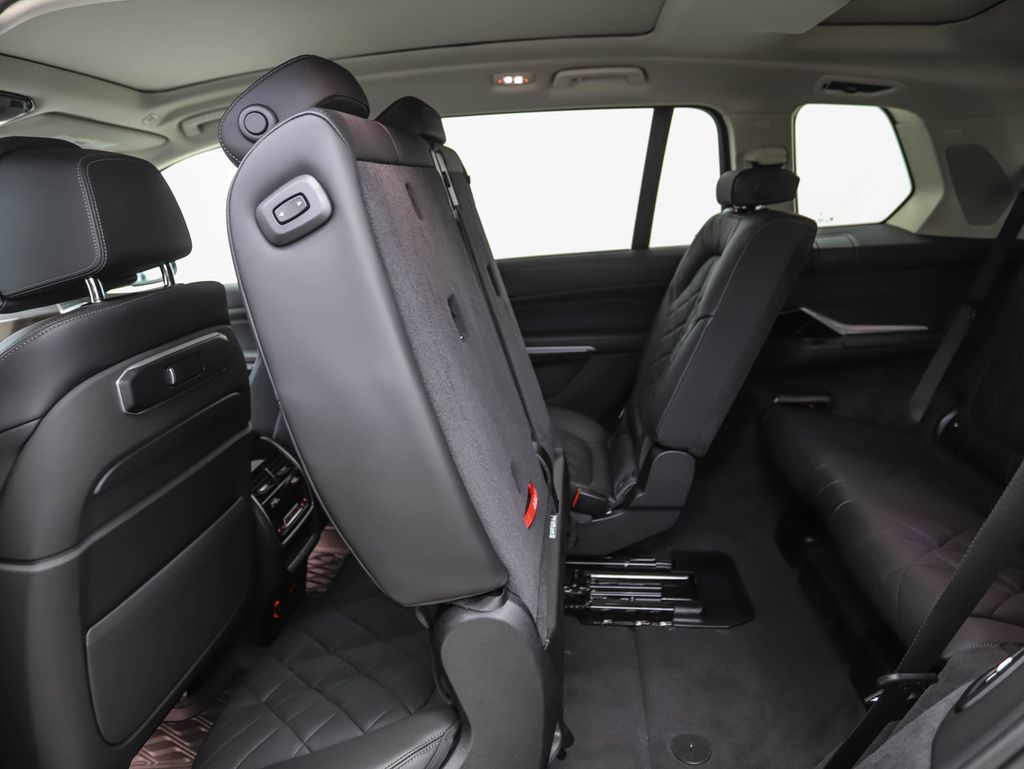 Used 2025 BMW X7 40i with VIN 5UX23EM05S9W34778 for sale in Minneapolis, Minnesota