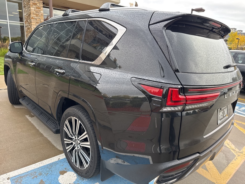 2025 Lexus LX 600 Luxury photo 4