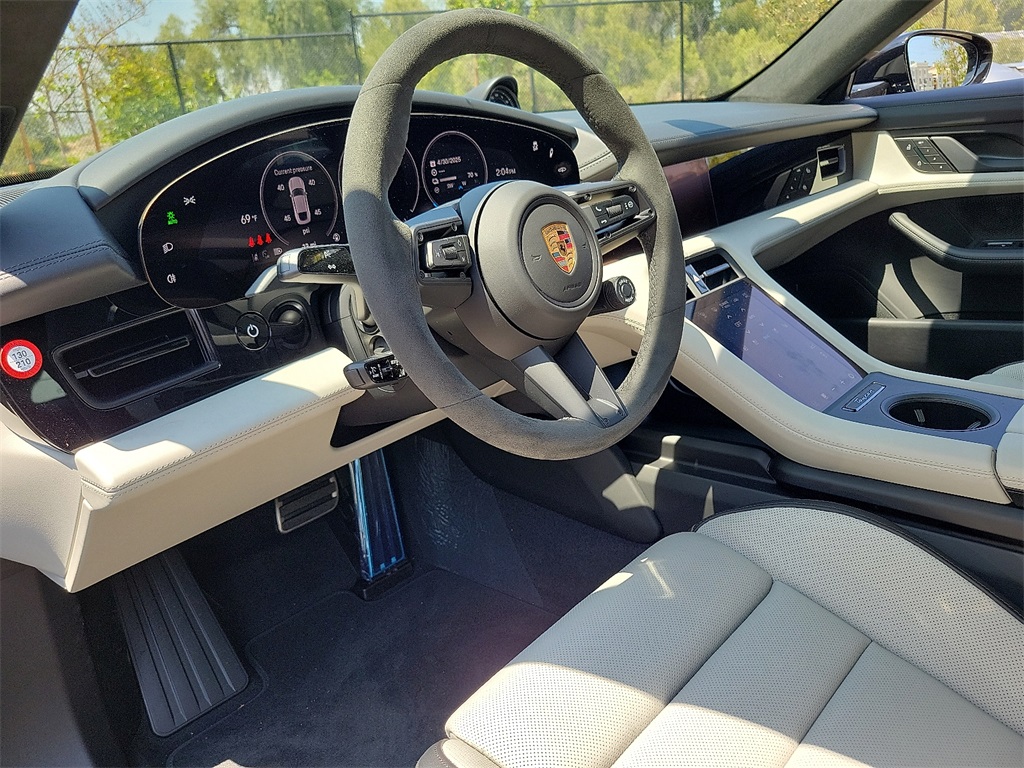 2025 Porsche Taycan GTS photo 4