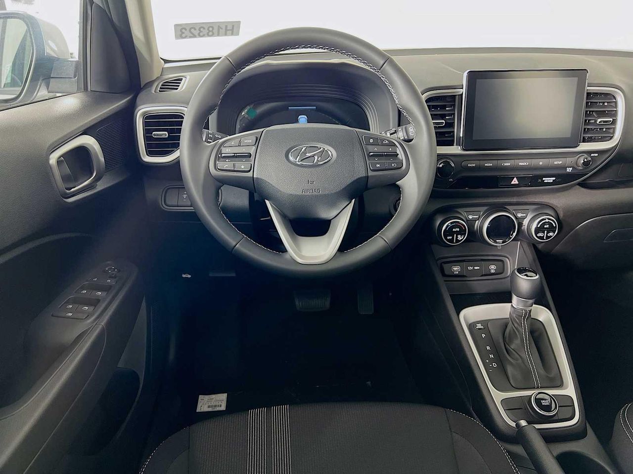 2025 Hyundai Venue SEL photo 2