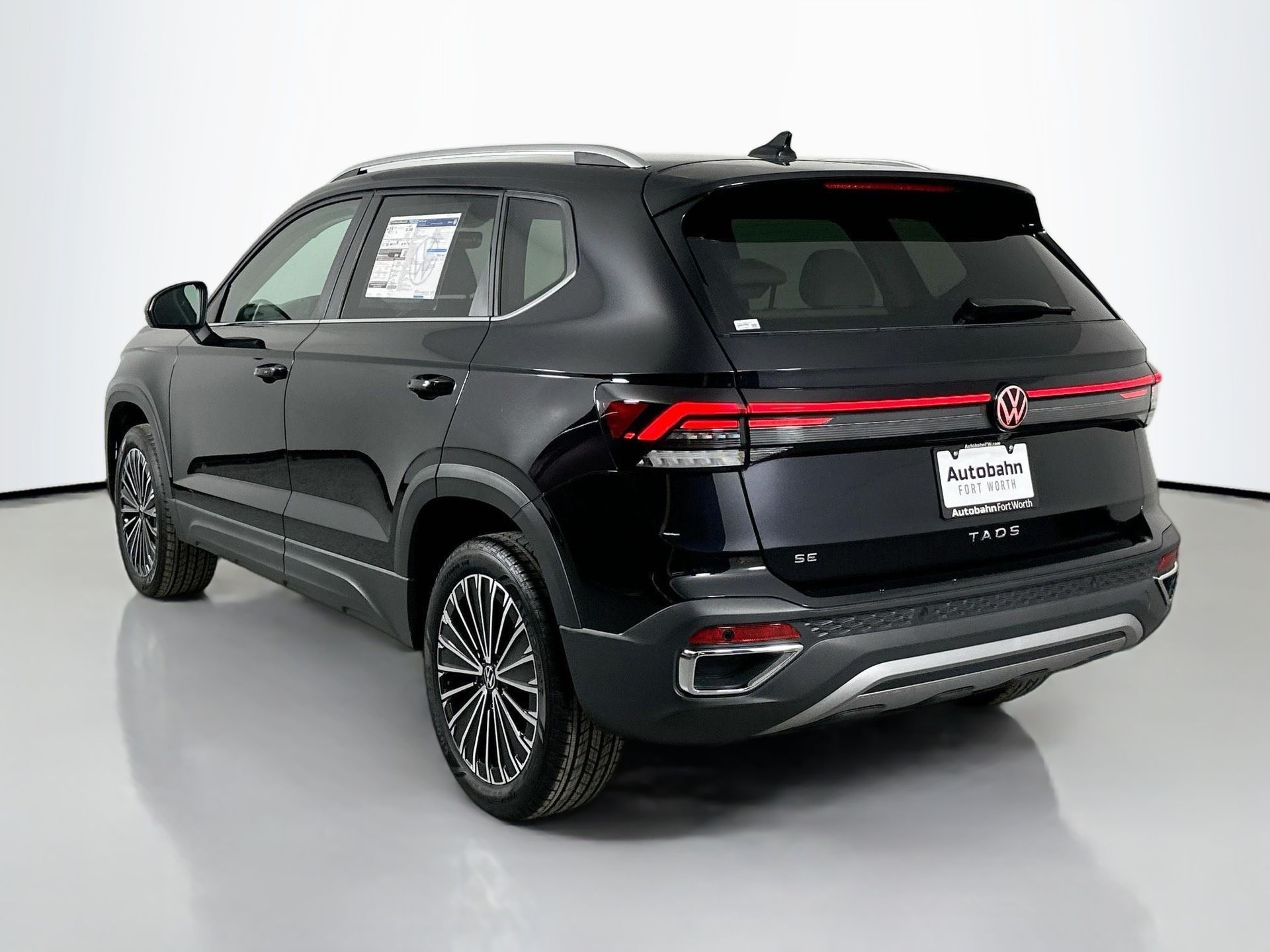 2025 Volkswagen Taos SE photo 4