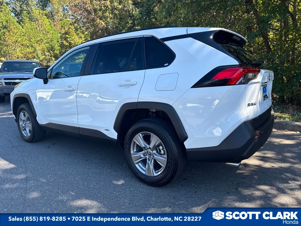 2024 Toyota RAV4 Hybrid XLE photo 3