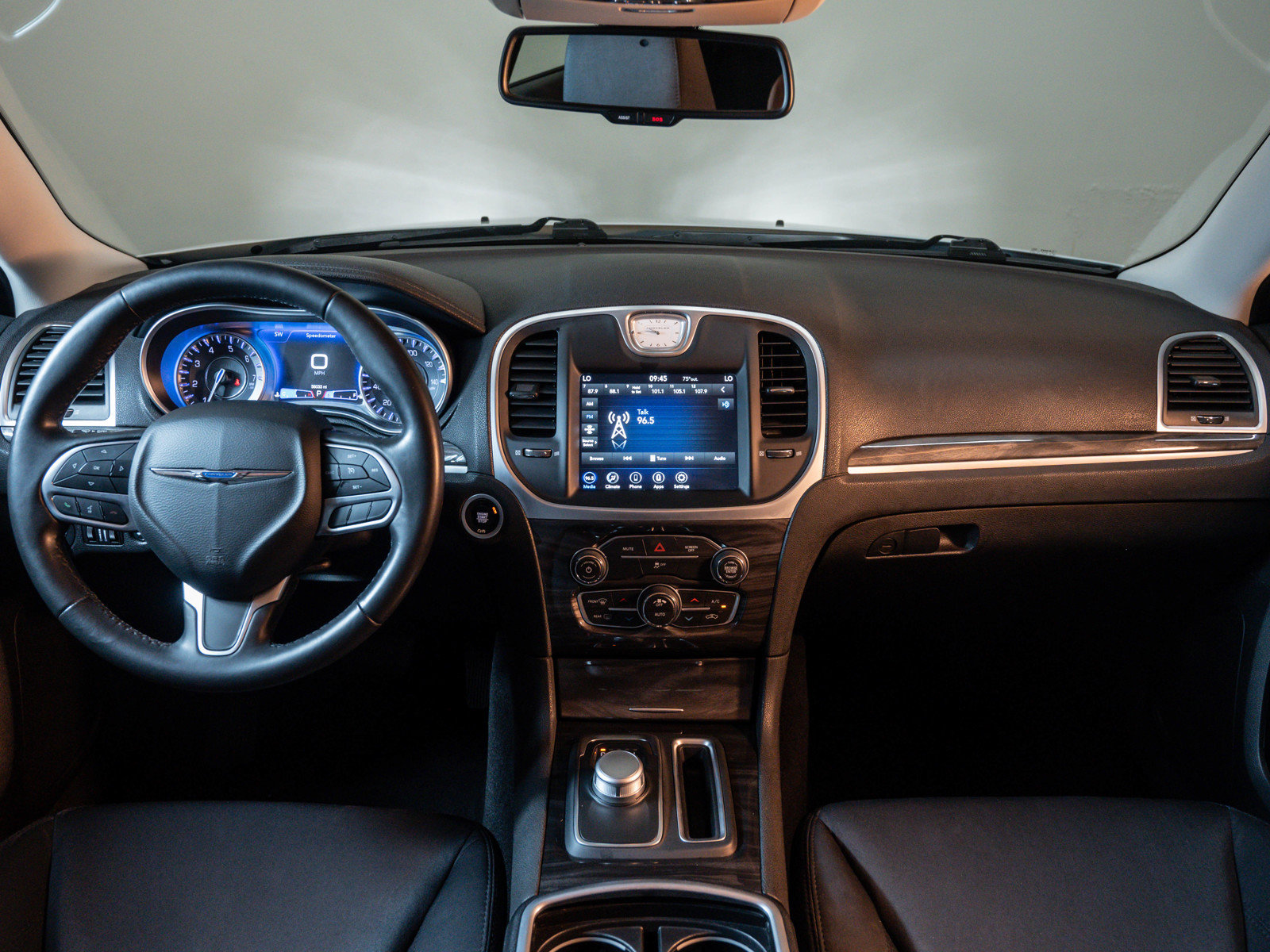 2021 Chrysler 300 Touring photo 3
