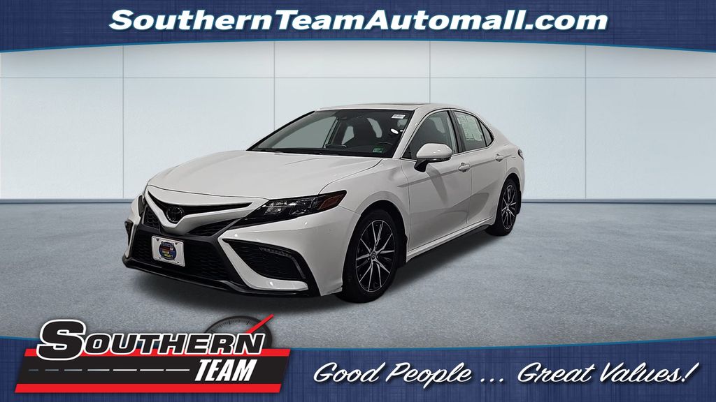 2023 Toyota Camry SE's photo