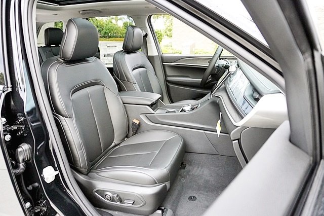 New 2023 Diamond Black Crystal Pearl-Coat Exterior Paint Jeep 4xe image 15