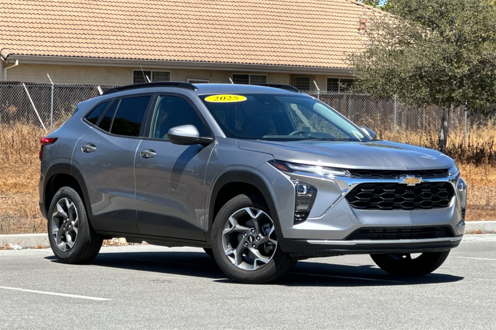 2025 Chevrolet Trax LT photo 2