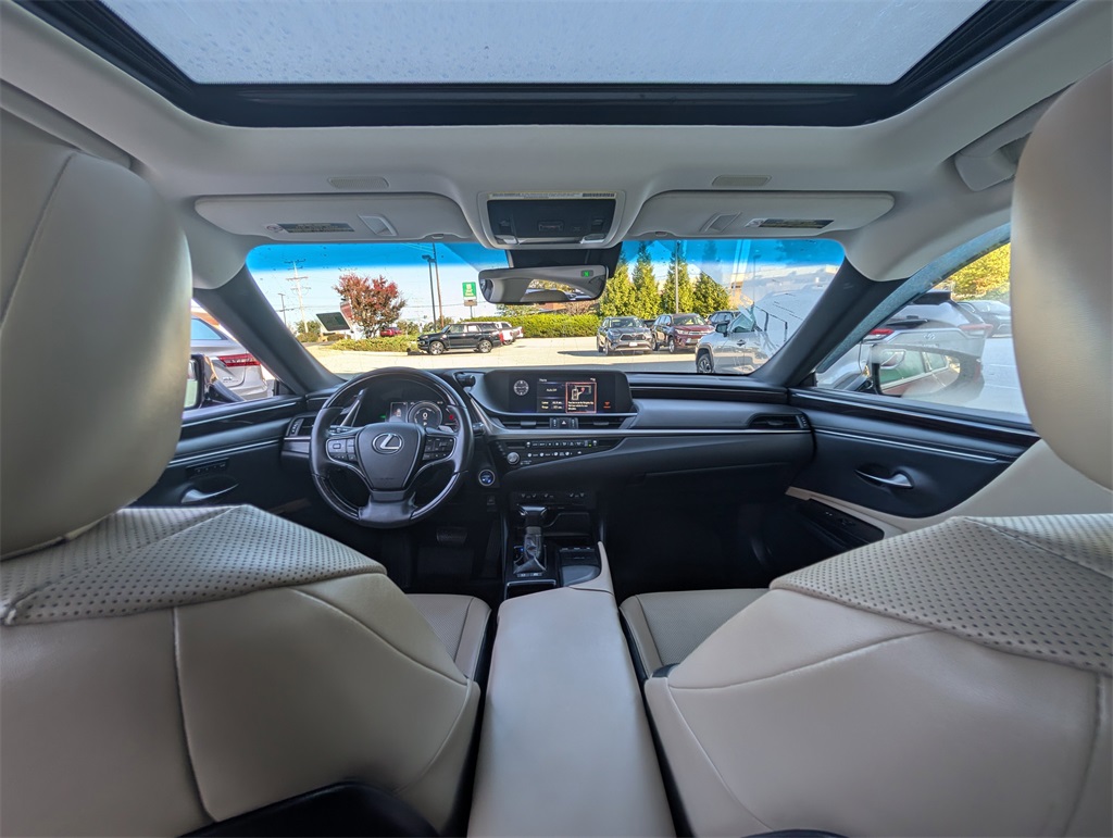 2021 Lexus ES 300h photo 3